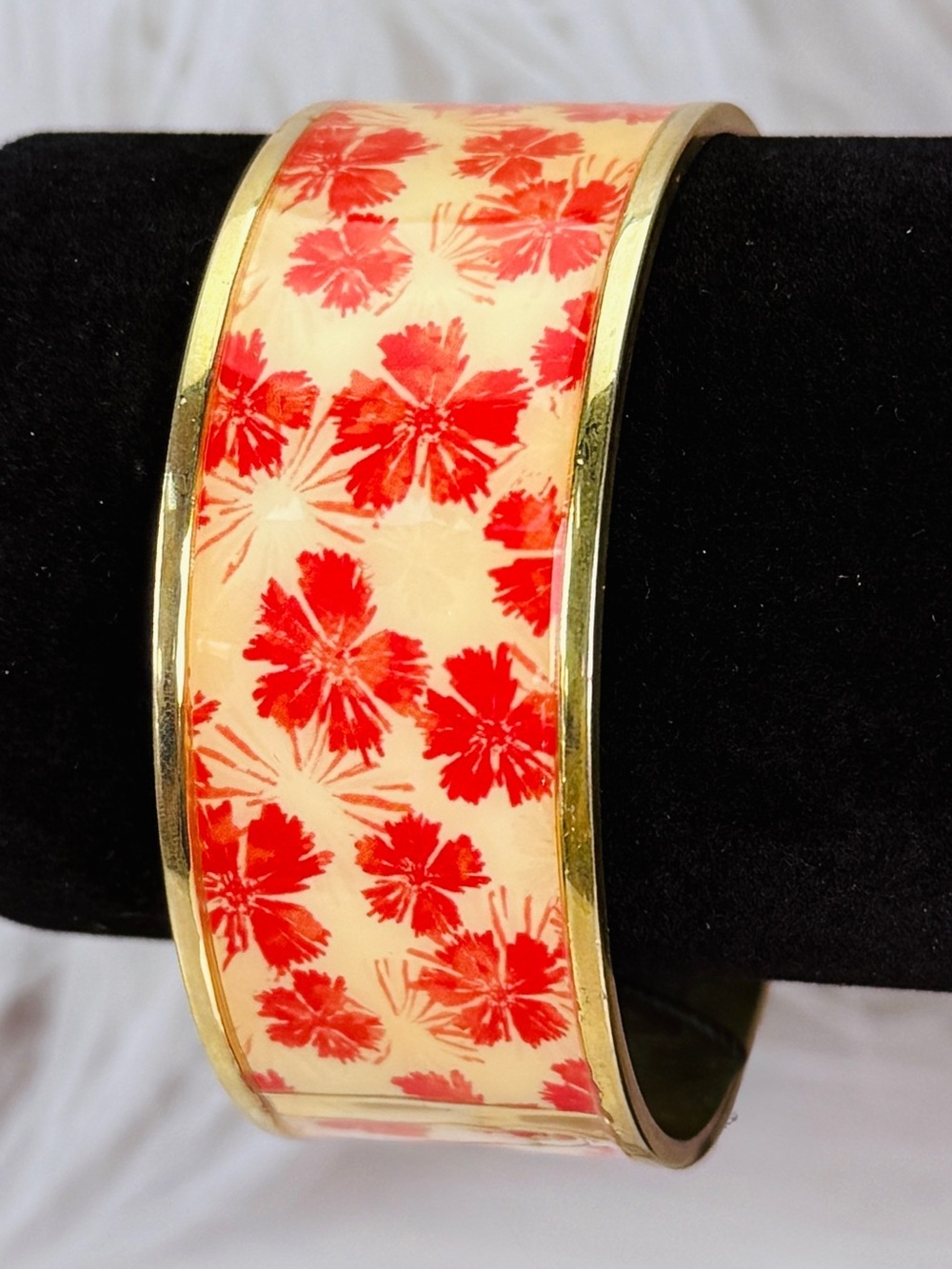 Beautiful cream & coral flower goldtone, and Taylor wideband bangle bracelet